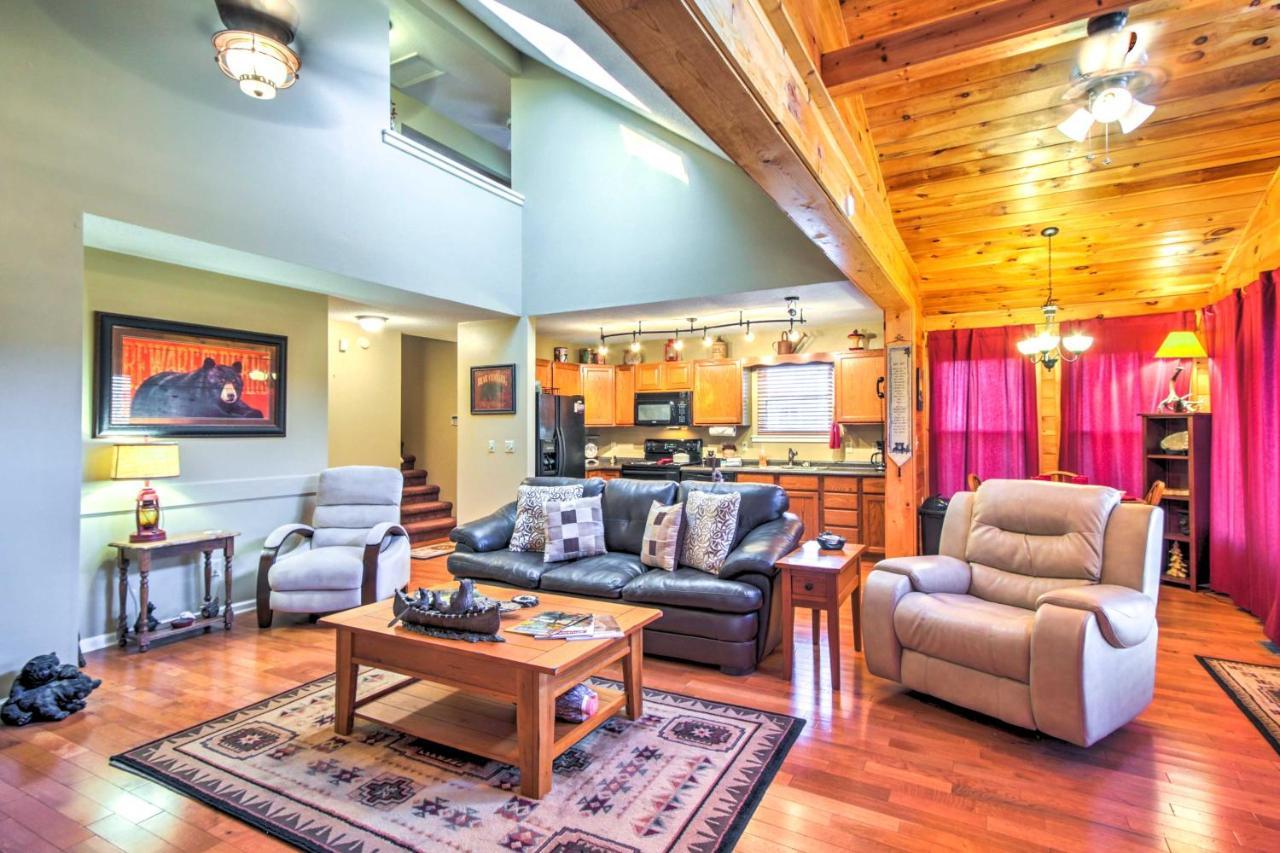 Tree Top Dream Cabin With Hot Tub In Gatlinburg! Exterior photo