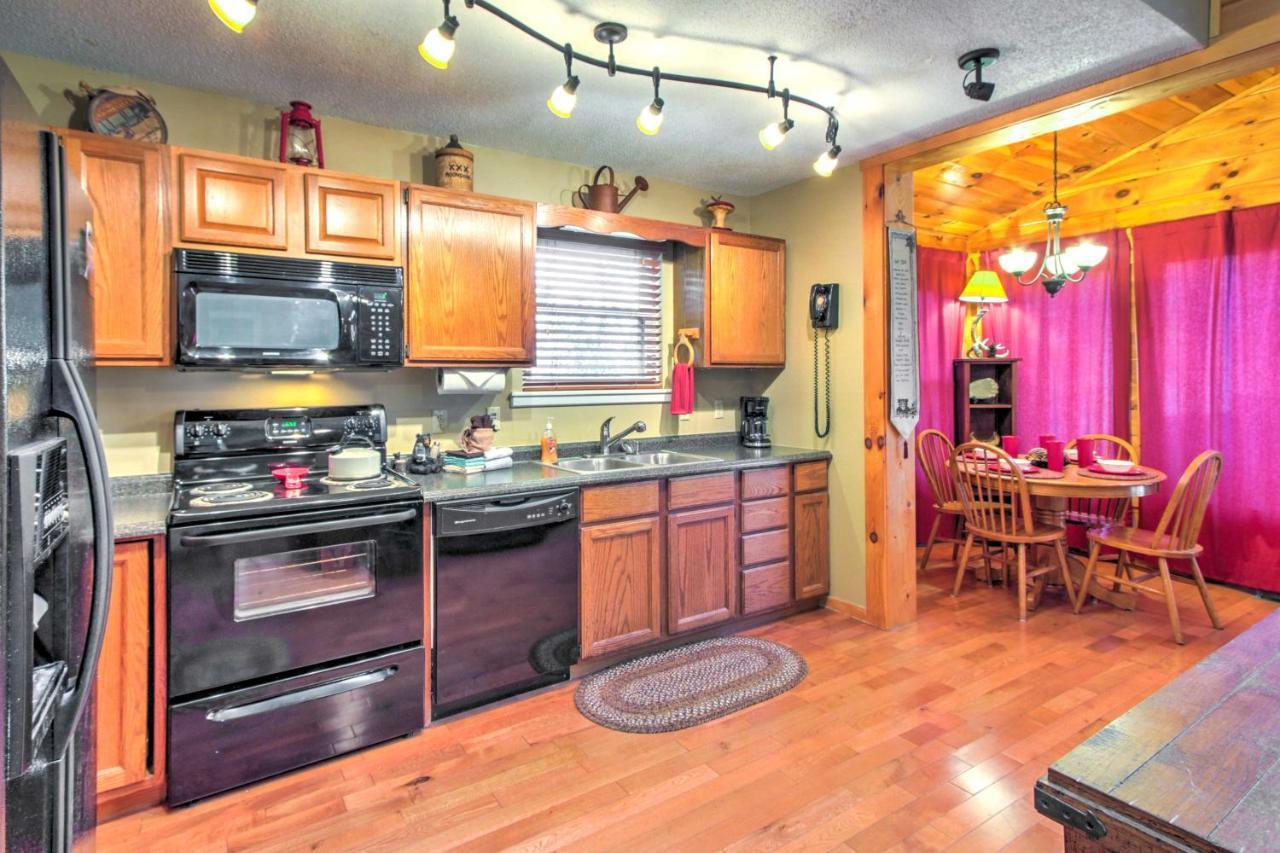 Tree Top Dream Cabin With Hot Tub In Gatlinburg! Exterior photo